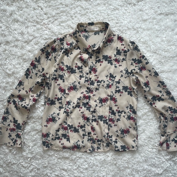 Bundle: two floral blouses, made in Korea, one size (fits up to a medium size). - Picture 2 of 8